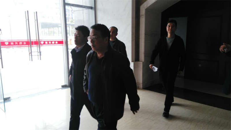 集团公司总司理万先逵、副总司理周志宏一行亲临利民佳苑小区现场指导事情