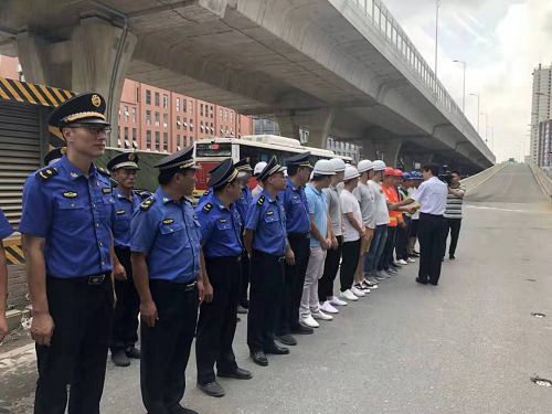 高温慰问送眷注  情系一线共坚守 ——市委副书记刘烁探望慰问洪都大道综合立面刷新工程一线干部职工